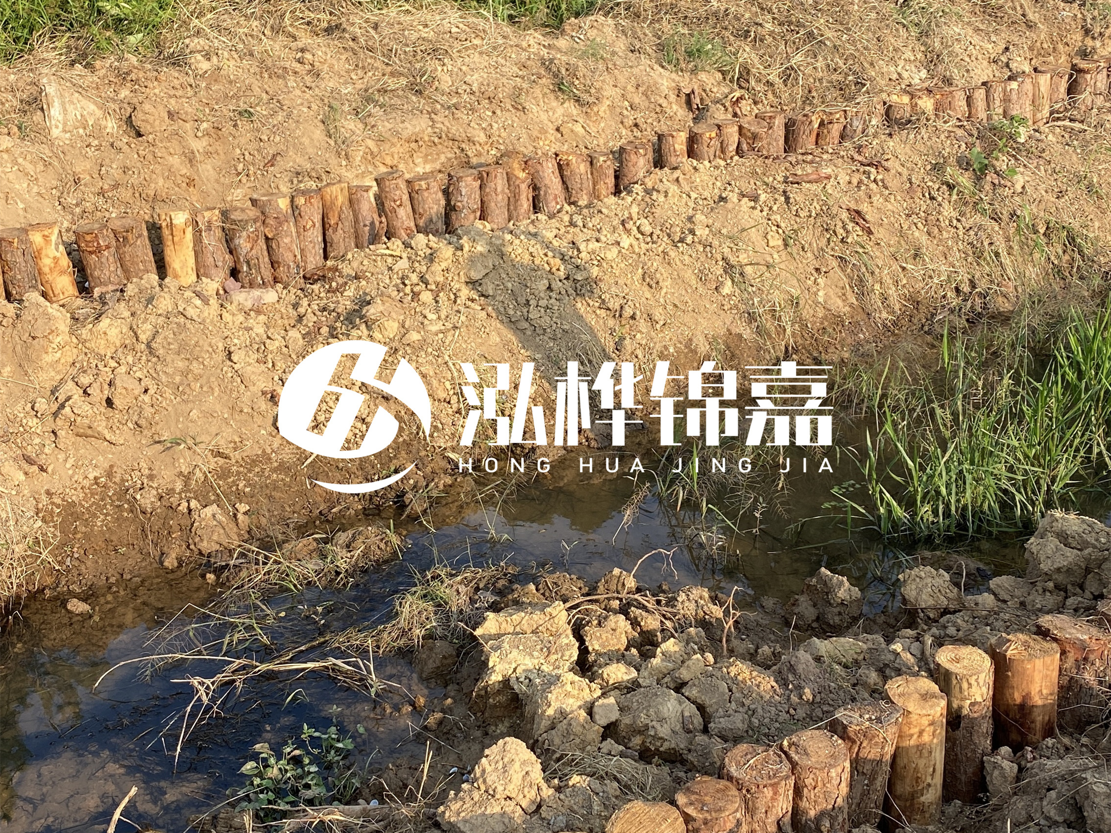 防汛木樁價格中的施工費如何計算？水下打樁和陸地打樁費用差異？